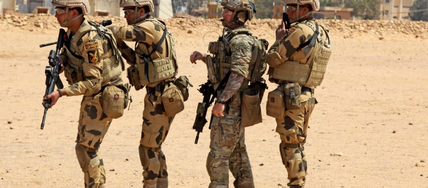 Αιγυπτιακή παρέλαση ειδικών δυνάμεων ή επίδειξη bodybuilding; Και τα δύο